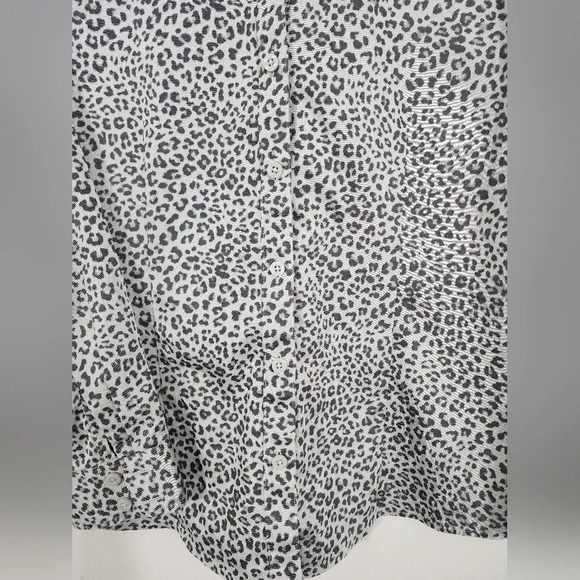 Chicos Non-Iron Cool max all season Cheetah/Leopard print Button Up -Sz. 1 (Med) - Picture 6 of 9